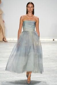 Изящное платье в стиле 50-х голубого оттенка с корсетным верхом от Monique Lhuillier.