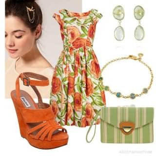 Великолепное платье в стиле 50-х с цветочным принтом и короткими рукавами.
