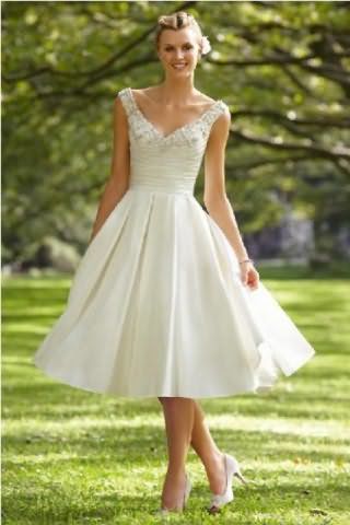 Роскошное платье в стиле 50-х белого оттенка, украшенное вышивкой, приталенного силуэта, с расклешенной юбкой.