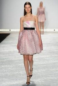 Оригинальное платье в стиле 50-х розового оттенка, длиной выше колен от Monique Lhuillier.