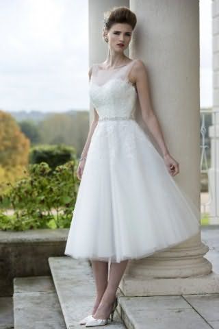 Великолепное платье в стиле 50-х белого цвета, без рукавов, длиной ниже колен.