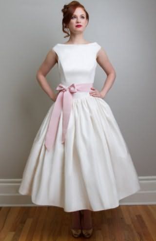 Изящное платье в стиле 50-х белого цвета, украшенное лентой розового оттенка.