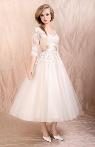 Нежное платье в стиле 50-х белого цвета, с кружевным верхом и пышной юбкой длиной ниже колен.
