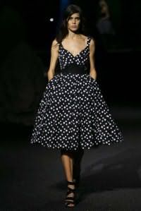 Модное платье в стиле 50-х черного цвета с принтом, приталенного покроя от Philipp Plein.