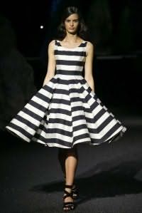 Роскошное платье в стиле 50-х с полосатым принтом черно-белого цвета от Philipp Plein.