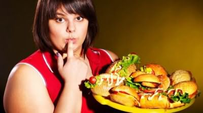 Обилие жирной пищи очень часто приводит к проблемам с сальными железами кожи