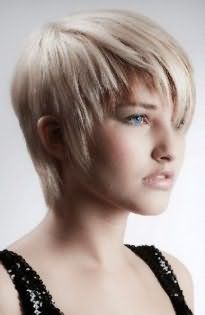 Короткая стрижка для тонких волос с асимметричной челкой станет прекрасным дополнением образа блондинки с голубыми глазами, выделенными серыми тенями