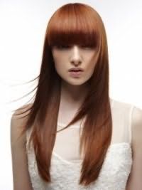 Длинные густые волосы темно-рыжего оттенка с прямой челкой и каскадной стрижкой хорошо будут сочетаться с макияжем в натуральных теплых тонах