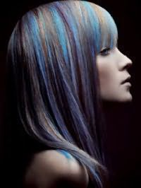Прямая стрижка с челкой на волосах цвета блонд дополняется тонкими колорированными прядями голубого оттенка и сочетается с макияжем в натуральном стиле для повседневного креативного образа