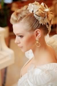 Свадебная прическа в стиле ретро для коротких волос.