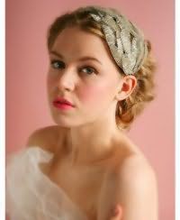 Прическа на свадьбу с аксессуаром для коротких волос.