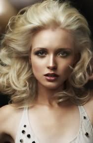 Стрижка для тонких волос средней длины оттенка блонд, уложенная в локоны, создаст гармоничный образ в сочетании с макияжем глаз в коричневой гамме для теплого цветотипа внешности