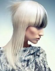 Черные колорированные пряди на челке являются идеальным решением для блондинок с платиновым оттенком волос средней длины, которые дополняются макияжем в светло-коричневой гамме