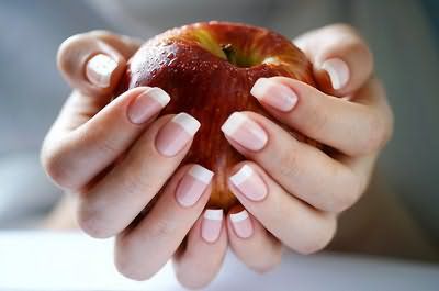 Ногти способны рассказать не только о нехватке витаминов, но и о серьезных заболеваниях, скрывающихся внутри организма