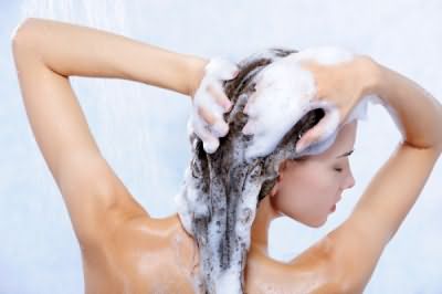 Волосы, вымытые витаминизированным шампунем, будут сильными и здоровыми