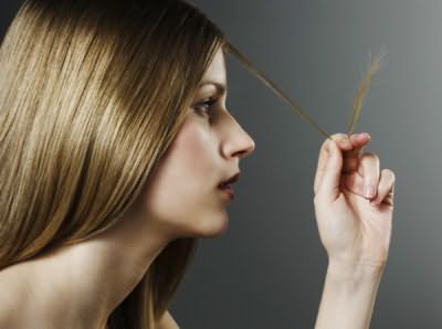 Народные рецепты также помогут восстановить волосы